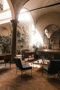 Incorporación de muebles y elementos funcionales como una opción para decoración de patios pequeños.