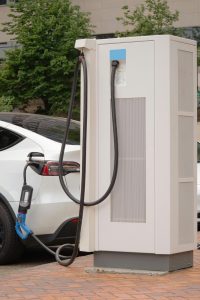 Inversiones adecuadas como medida para promover la sostenibilidad ambiental.