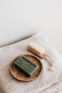 Productos de belleza sostenibles como medida para promover la sostenibilidad ambiental.
